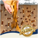 Eine Hand hält einen großen Hundekauartikel zwischen kleineren Knochen- und Würfel-Leckerlis auf einem Holzboden, mit einem "Best Quality" und "15 Jahre" Abzeichen.