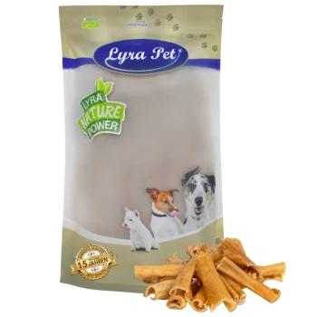 Eine Tüte Lyra Pet Hundeleckerlis mit der Aufschrift 'Lyra Nature Power', mit Bildern eines Hundes, einer Katze und eines weißen Hundes, mit einem Stapel Leckerlis davor.