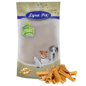Eine Tüte Lyra Pet Hundeleckerlis mit der Aufschrift 'Lyra Nature Power', mit Bildern eines Hundes, einer Katze und eines weißen Hundes, mit einem Stapel Leckerlis davor.