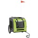 Haustieranhänger in Grün und Grau mit einem Netzfenster, zwei Rädern und einer Sicherheitsflagge. Ideal zum Transport von Haustieren.