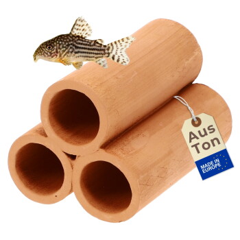 Terrakotta-Versteck mit drei Röhren im Aquarium mit Corydoras-Welsen und Etikett: "Aus Ton" "Made in Europe".