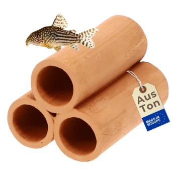 Terrakotta-Versteck mit drei Röhren im Aquarium mit Corydoras-Welsen und Etikett: "Aus Ton" "Made in Europe".