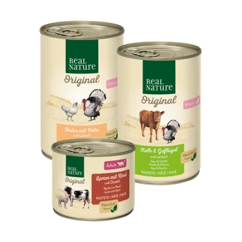 Drei Dosen Real Nature Haustierfutter: Kätzchen-Geschmäcker "Huhn & Truthahn mit Lachsöl" und "Kalb & Geflügel", plus "Lamm & Rind" für Erwachsene.