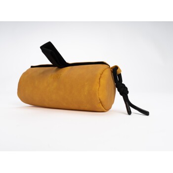 Eine stilvolle gelbe Haustieraccessoire-Tasche mit einem schwarzen Reißverschluss und Griff, geprägt mit dem Namen "KURT."