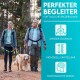 Ein Mann und eine Frau führen einen Golden Retriever auf einem Waldweg. Der Text lautet "Perfekter Begleiter für tägliche Spaziergänge" mit Funktionssymbolen.