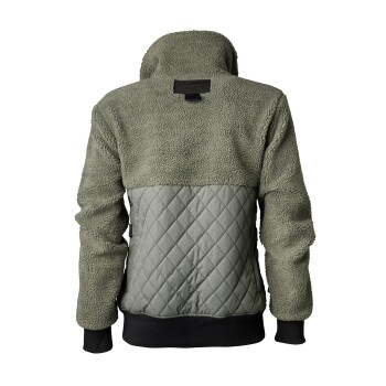 Rückansicht einer gemütlichen olivgrünen Haustierjacke mit einem flauschigen oberen Abschnitt und einem gesteppten unteren Abschnitt, mit einem schwarzen Bund.