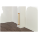 Un coin d'une pièce avec un poteau à gratter vertical pour chats fixé à un mur blanc, avec un sol en bois foncé visible.
