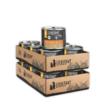 Stapel Liebesgut-Dosenfutter in zwei Kartontrays, Aufdruck „LIEBESGUT“ und Slogan „WEIL LIEBE GUT TUT“.
