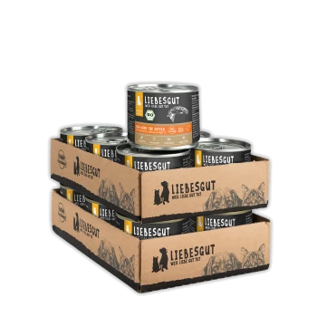 Stapel Liebesgut-Dosenfutter in zwei Kartontrays, Aufdruck „LIEBESGUT“ und Slogan „WEIL LIEBE GUT TUT“.