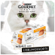 Gros plan d'un chat blanc aux yeux verts à côté d'un paquet de mousse Purina Gourmet Revelations qui dit "WÄHLE IHRE LIEBLINGSORTE."