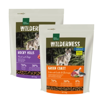 Zwei Säcke "Real Nature Wilderness" Haustierfutter: links, "ROCKY HILLS" (Rind/Ziege); rechts, "GREEN COAST" (Ente/Lachs/Garnelen), beide für Mini-Hunde.