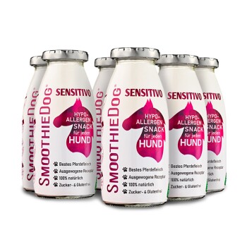 Flaschen von SmoothieDog Sensitivo, einem hypoallergenen, 100% natürlichen, zuckerfreien, glutenfreien Hundesnack mit deutschem Text.
