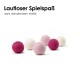 Bunte Filzkugeln in Pink und Weiß, beschriftet mit "Lautloser Spielspaß dank dämpfendem Wollfilz", ideal für ruhiges Spielen.