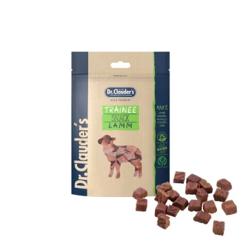 Trainee Snack Lamm 10x80 g Dr. Clauder's Trainee Snack Lamm Hundeleckerlipackung in Beige und Blau, mit grünem Text und verstreuten würfelförmigen Leckerlis.