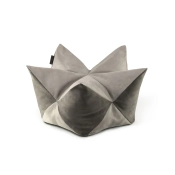 Stylisches graues Haustierbett mit geometrischem Design, aus weichem, plüschigem Stoff und in einzigartiger Sternform.