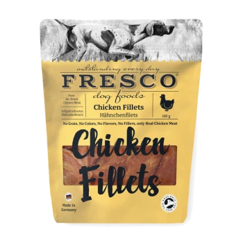 Opakowanie karmy dla psów Fresco z suszonymi na powietrzu filetami z kurczaka, 100g. Tekst podkreśla "Bez zbóż, bez kolorów, bez aromatów, bez wypełniaczy." Wyprodukowano w Niemczech.