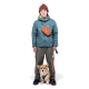 Eine Person in einer türkisfarbenen Steppjacke und einer braunen Mütze steht mit einem Corgi an der Leine. Der Hund trägt ein blaues Geschirr.