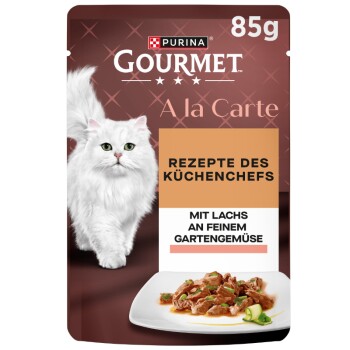 Purina Gourmet A la Carte 85g Beutel, weiße langhaarige Katze, Lachs mit Gemüse auf Teller, Text ‚Rezepte des Küchenchefs‘, ‚Mit Lachs‘