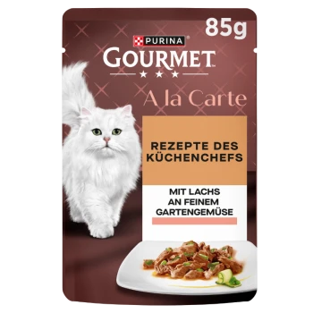 Purina Gourmet A la Carte 85g Beutel, weiße langhaarige Katze, Lachs mit Gemüse auf Teller, Text ‚Rezepte des Küchenchefs‘, ‚Mit Lachs‘