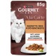 Purina Gourmet A la Carte 85g Beutel, weiße langhaarige Katze, Lachs mit Gemüse auf Teller, Text ‚Rezepte des Küchenchefs‘, ‚Mit Lachs‘