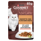 Purina Gourmet A la Carte 85g Beutel, weiße langhaarige Katze, Lachs mit Gemüse auf Teller, Text ‚Rezepte des Küchenchefs‘, ‚Mit Lachs‘