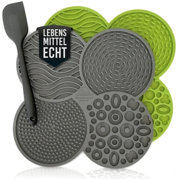 Hunde Leckmatte lebensmittelecht I Mit Saugnapf & Spachtel Silicone-Futtermatten für Haustiere in verschiedenen Texturen und Farben, mit einem schwarzen Spatel, beschriftet mit 'LEBENSMITTEL ECHT'.