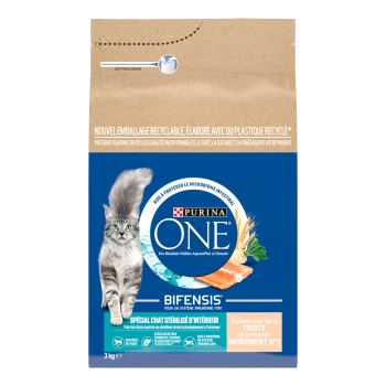 Sac de nourriture Purina ONE Bifensis, emballage bleu et kraft, chat gris à poils longs, « Spécial chat stérilisé », truite, 3 kg