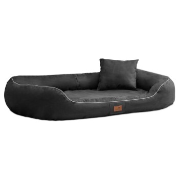 Ein plüschiges, dunkelgraues Haustierbett mit passendem Kissen, mit einem Lederschild an der Seite.