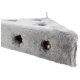 Grijze driehoekige kattenkrabpaal met meerdere gaten voor spel en krabben. Zachte, pluche textuur voor comfort.