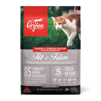 Orijen Fit & Trim Katzenfutterbeutel mit einer verspielten orange-weißen Katze auf Gras. Höhepunkte: "85% tierische Zutaten," "5 frische Zutaten," 5,4 kg.