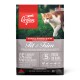 Orijen Fit & Trim Katzenfutterbeutel mit einer verspielten orange-weißen Katze auf Gras. Höhepunkte: "85% tierische Zutaten," "5 frische Zutaten," 5,4 kg.