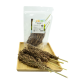 Getrocknete Sorghum-Samenköpfe in einer klaren Tüte auf einem Holztablett, beschriftet mit Produktinformationen für die Tiernutzung.