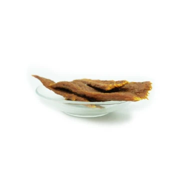 Ein Glasgefäß mit mehreren Stückchen Hundeleckerlis, die wie Trockenfleisch aussehen, mit einer reichen braunen Farbe und einer leicht glänzenden Oberfläche.