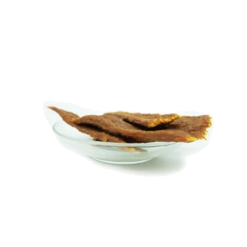 Ein Glasgefäß mit mehreren Stückchen Hundeleckerlis, die wie Trockenfleisch aussehen, mit einer reichen braunen Farbe und einer leicht glänzenden Oberfläche.