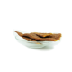 Ein Glasgefäß mit mehreren Stückchen Hundeleckerlis, die wie Trockenfleisch aussehen, mit einer reichen braunen Farbe und einer leicht glänzenden Oberfläche.