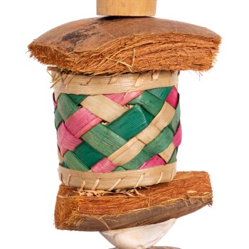 Buntes, gewebtes Haustierspielzeug aus natürlichen Materialien, mit zylindrischer Form und pinken sowie grünen Mustern, gekrönt mit einem Holzdeckel.