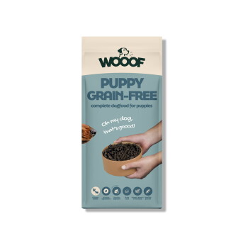 WOOOF 'Puppy Grain-Free' Beutel; Hände halten eine Schüssel mit Kroketten, ein Hund schnüffelt; sichtbarer Text 'Oh my dog, that's goood!'