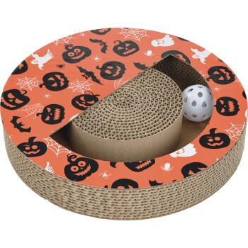 Griffoir pour chat rond en carton ondulé avec imprimé orange d'Halloween : citrouille, fantôme et toile d'araignée, et une balle en plastique blanche.