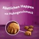 Köstliche Happen mit Huhngeschmack, mit einer Nahaufnahme eines pfotenförmigen Leckerlis auf einem lila Hintergrund mit zusätzlichen Leckerlis in der Nähe.