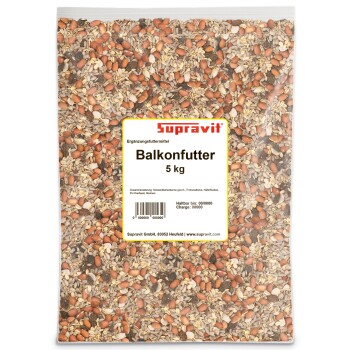 Nahaufnahme von gemischtem Vogelfutter mit Erdnüssen, Sonnenblumenkernen, Hafer und getrockneten Fruchtstücken.