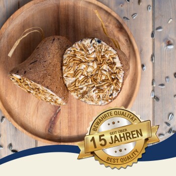 Zwei runde Vogelfutterspender aus natürlichen Materialien, belegt mit Mehlwürmern, auf einem Holzbrett, mit einem Aufkleber, der 'Beste Qualität - seit über 10 Jahren' besagt.