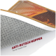 Nahaufnahme einer Haustiermatte, die ihre rutschfeste Unterseite mit gepunkteter Textur zeigt, mit dem Text "ANTI-RUTSCH NOPPEN für ein festen Halt."