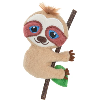 Jouet paresseux en peluche s'accrochant à une branche avec une feuille verte, avec de grands yeux bleus et un sourire amical.