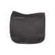 Ein dunkelgraues, gestepptes Sattelpad mit einer strukturierten Oberfläche und zwei Befestigungsriemen an den Seiten, entworfen für den Reitsport.