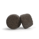 Zwei runde, strukturierte dunkelbraune Kroketten vor neutralem Hintergrund.