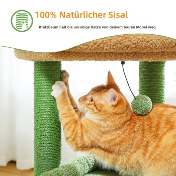 Orangefarbener Tabby-Katze kratzt an einem grünen Sisalpfosten auf einem Katzenbaum, mit einem verspielten Pom-Pom-Spielzeug, das darüber hängt. Der Text lautet "100% Natürliches Sisal."