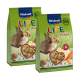 Zwei Säcke Vitakraft Life Power Kaninchenfutter, mit zwei Kaninchen auf der Vorderseite, mit einer herzförmigen Mischung von Zutaten sichtbar.