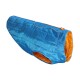 Eine leuchtend blaue Hundejacke mit orangefarbenem Innenfutter, mit einem gesteppten Design und einem Reißverschluss auf der Rückseite.