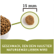 Haustierfutterkibble in einer Schüssel mit einer Nahaufnahme eines einzelnen Stücks, beschriftet mit "15 mm," und Text, der besagt "Geschmack, den dein Haustier naturgemäß lieben wird."