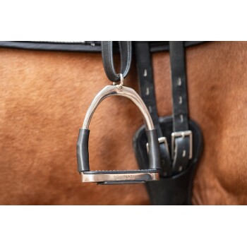 Nahaufnahme eines silbernen Pferdestirrup mit einem schwarzen Gummigriff, beschriftet mit "EQUINATE," der an der Seite eines braunen Pferdes hängt.